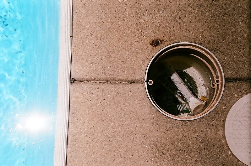 Emptying the pool skimmer and pump baskets